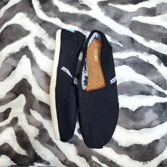 (SOLD) TOMS Animal Print Canvas Slip ons - Picture 8 of 15